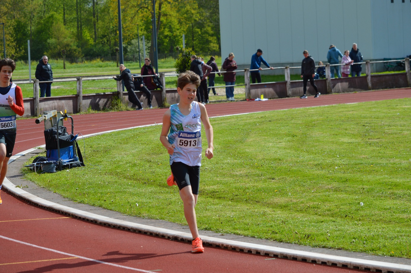 Afbeelding met buitenshuis, sport, atletiek, persoon

Automatisch gegenereerde beschrijving