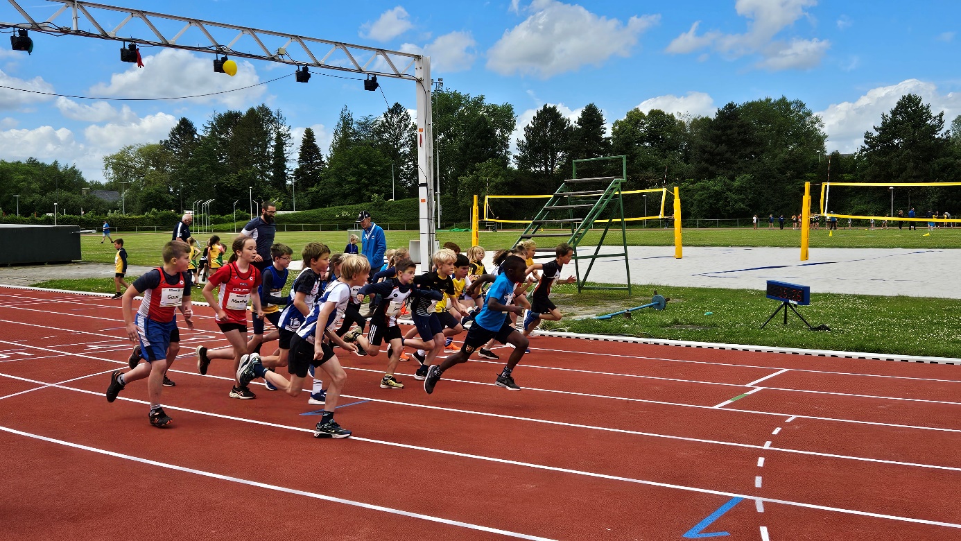 Afbeelding met buitenshuis, sport, hemel, Sport

Automatisch gegenereerde beschrijving