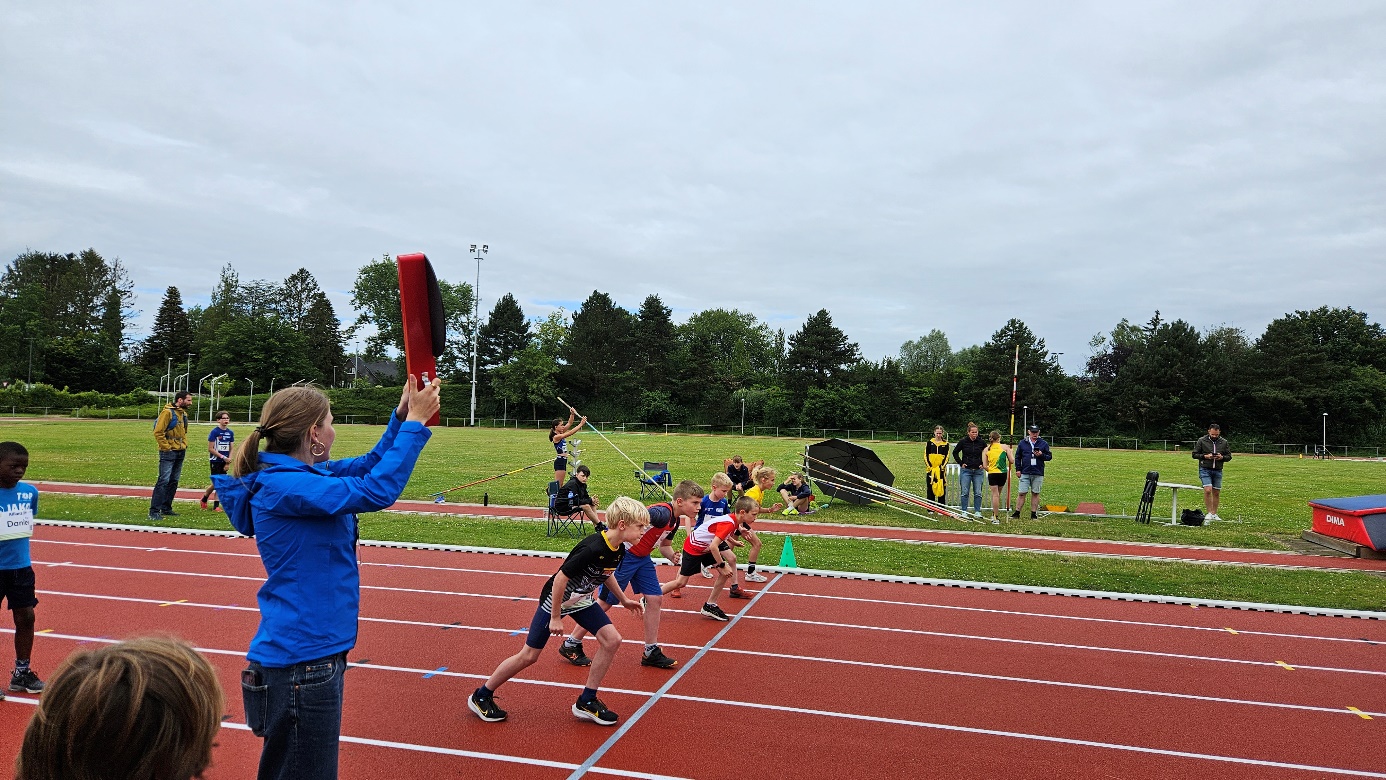 Afbeelding met sport, hemel, buitenshuis, atletiek

Automatisch gegenereerde beschrijving