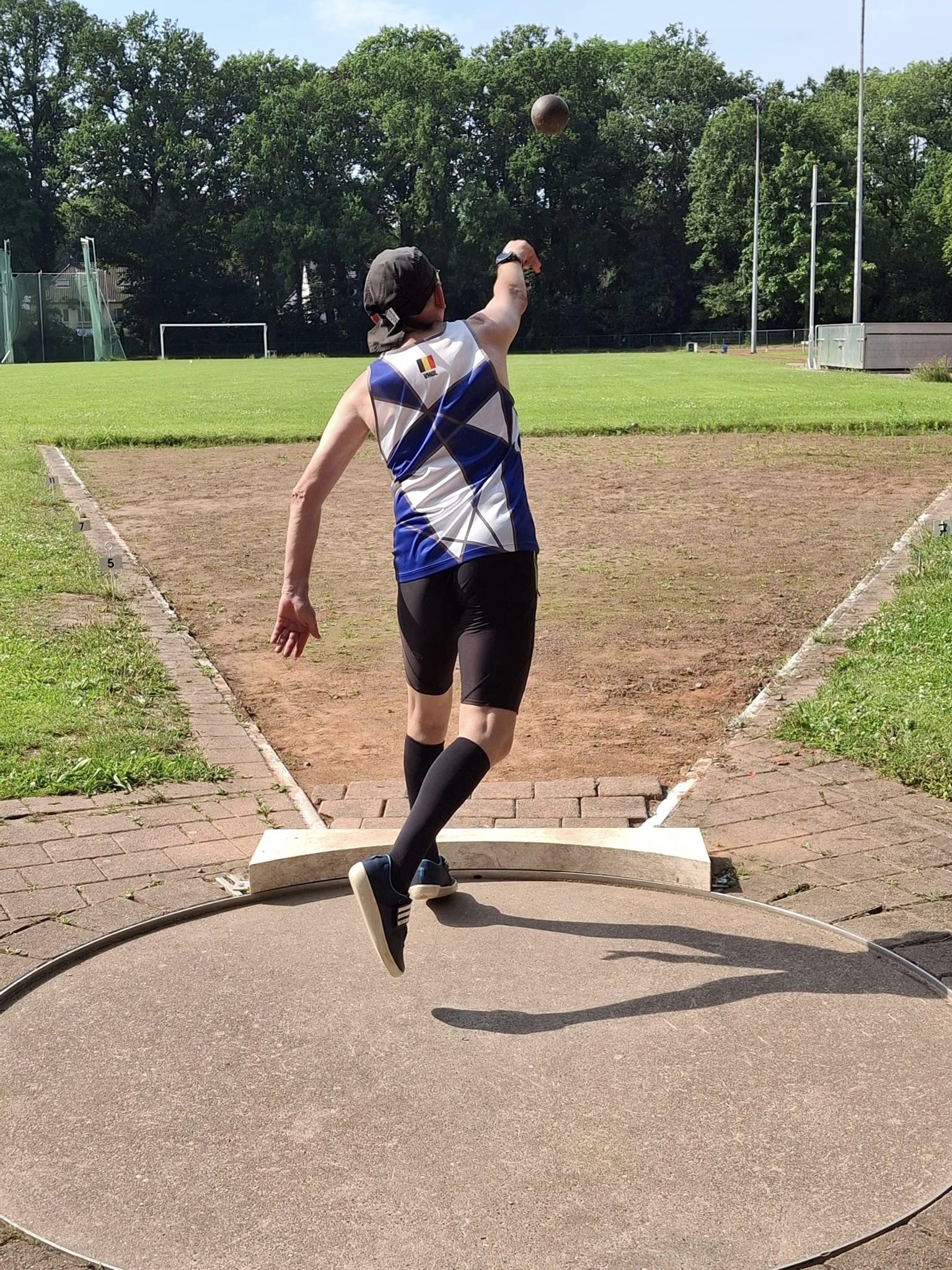 Kan een afbeelding zijn van 1 persoon en atletiek