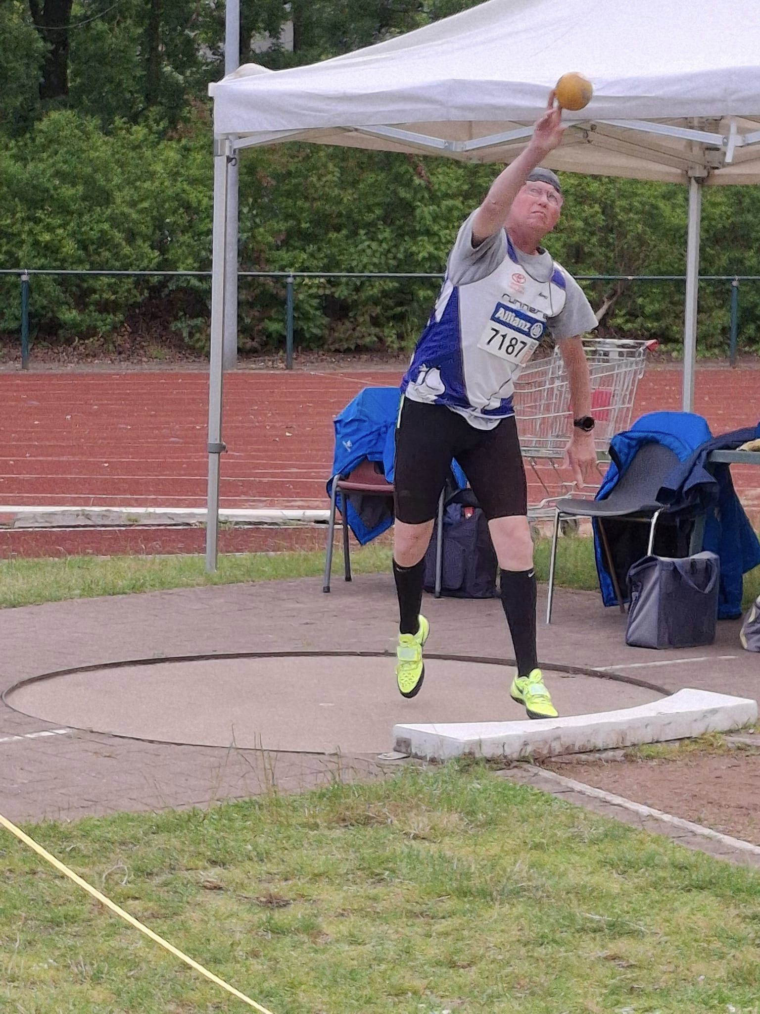 Kan een afbeelding zijn van 1 persoon en atletiek