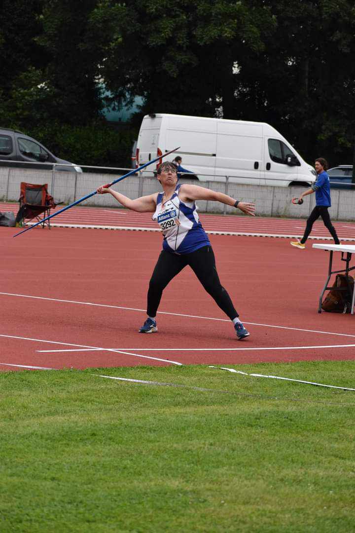 Kan een afbeelding zijn van 2 mensen, atletiek en tekst