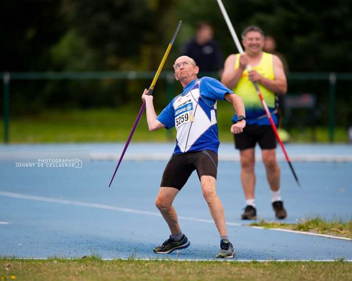 Kan een afbeelding zijn van 3 mensen, atletiek en tekst