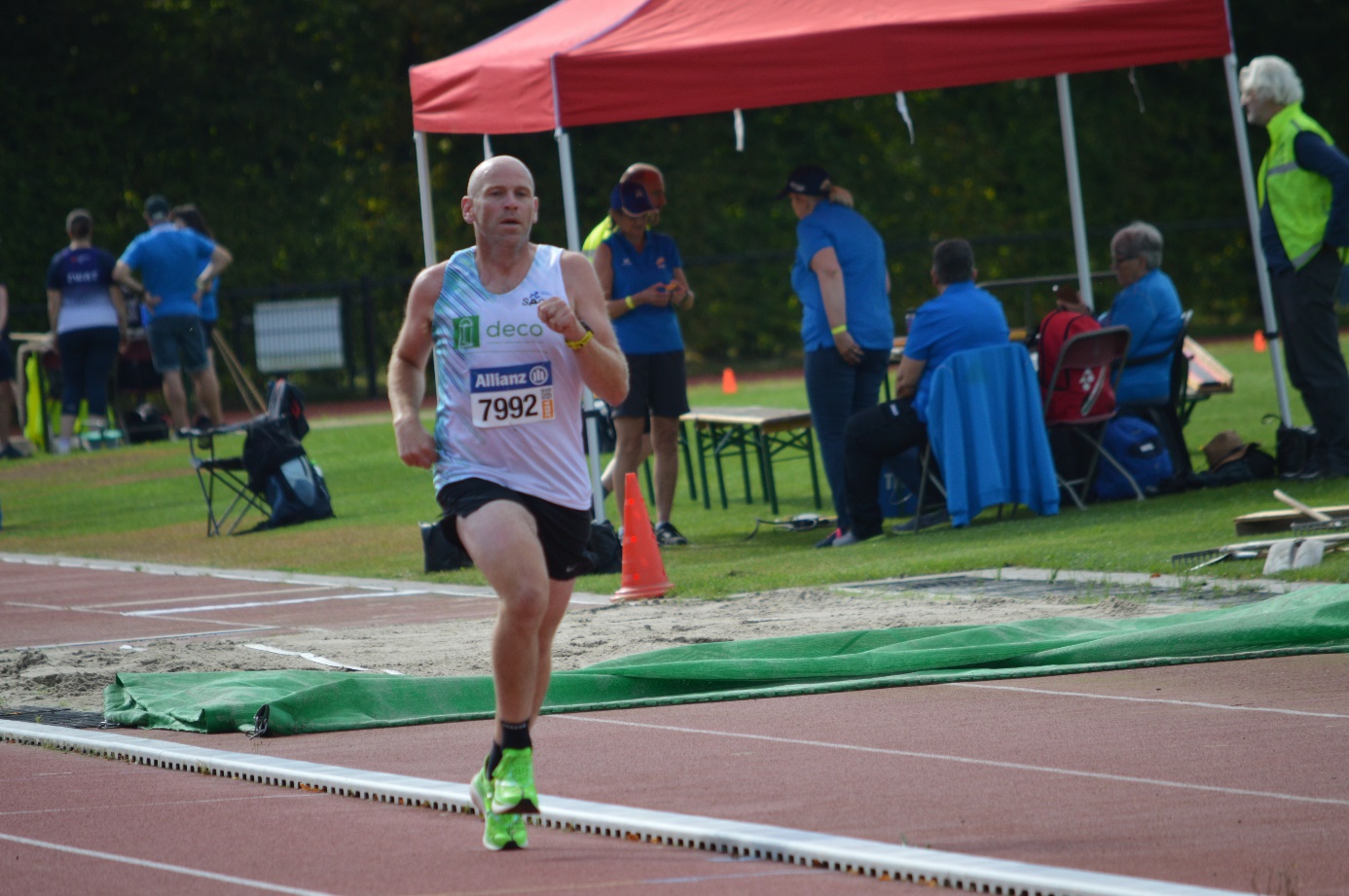 Afbeelding met atletiek, sport, persoon, buitenshuis

Automatisch gegenereerde beschrijving