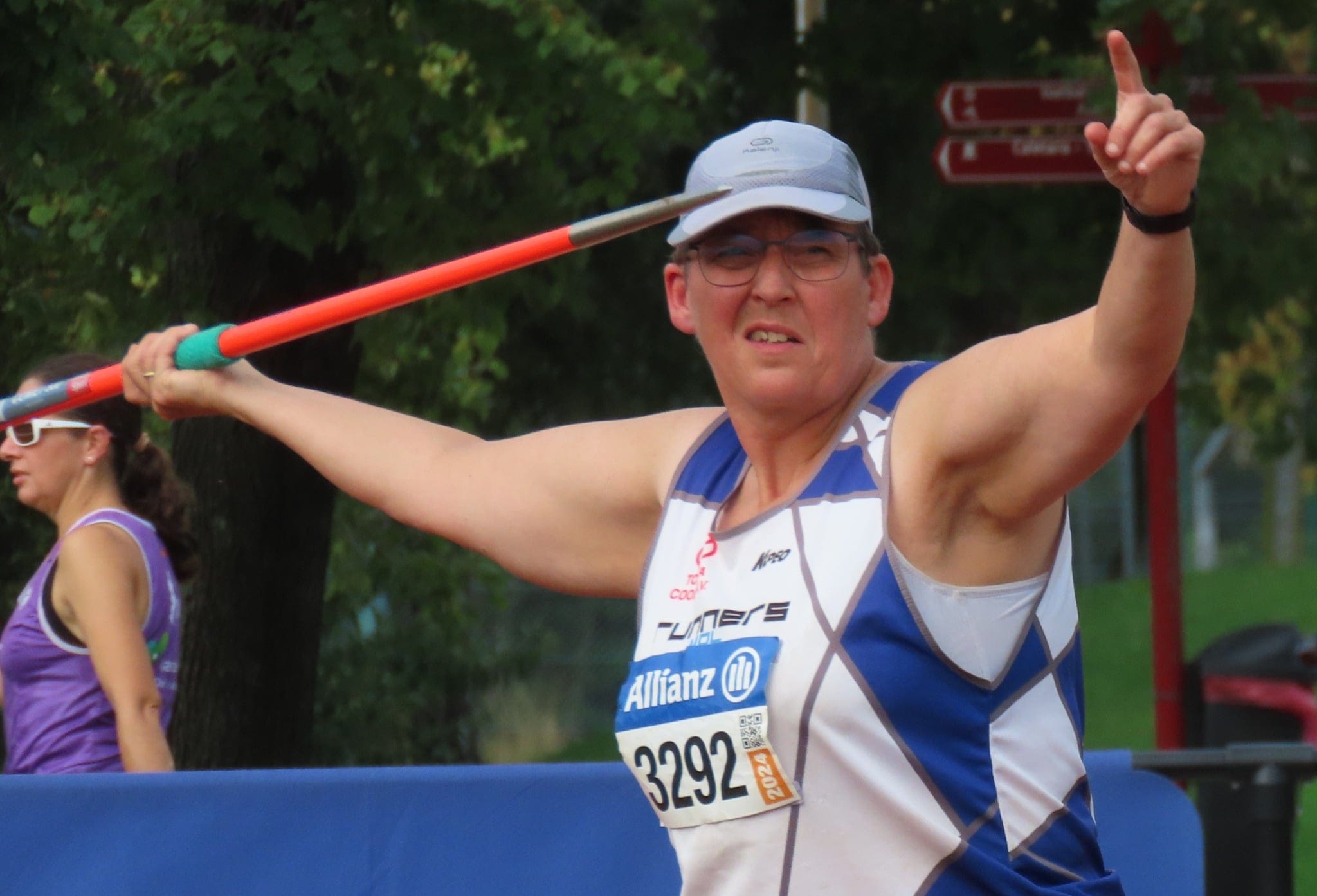 Kan een afbeelding zijn van 1 persoon, atletiek en tekst