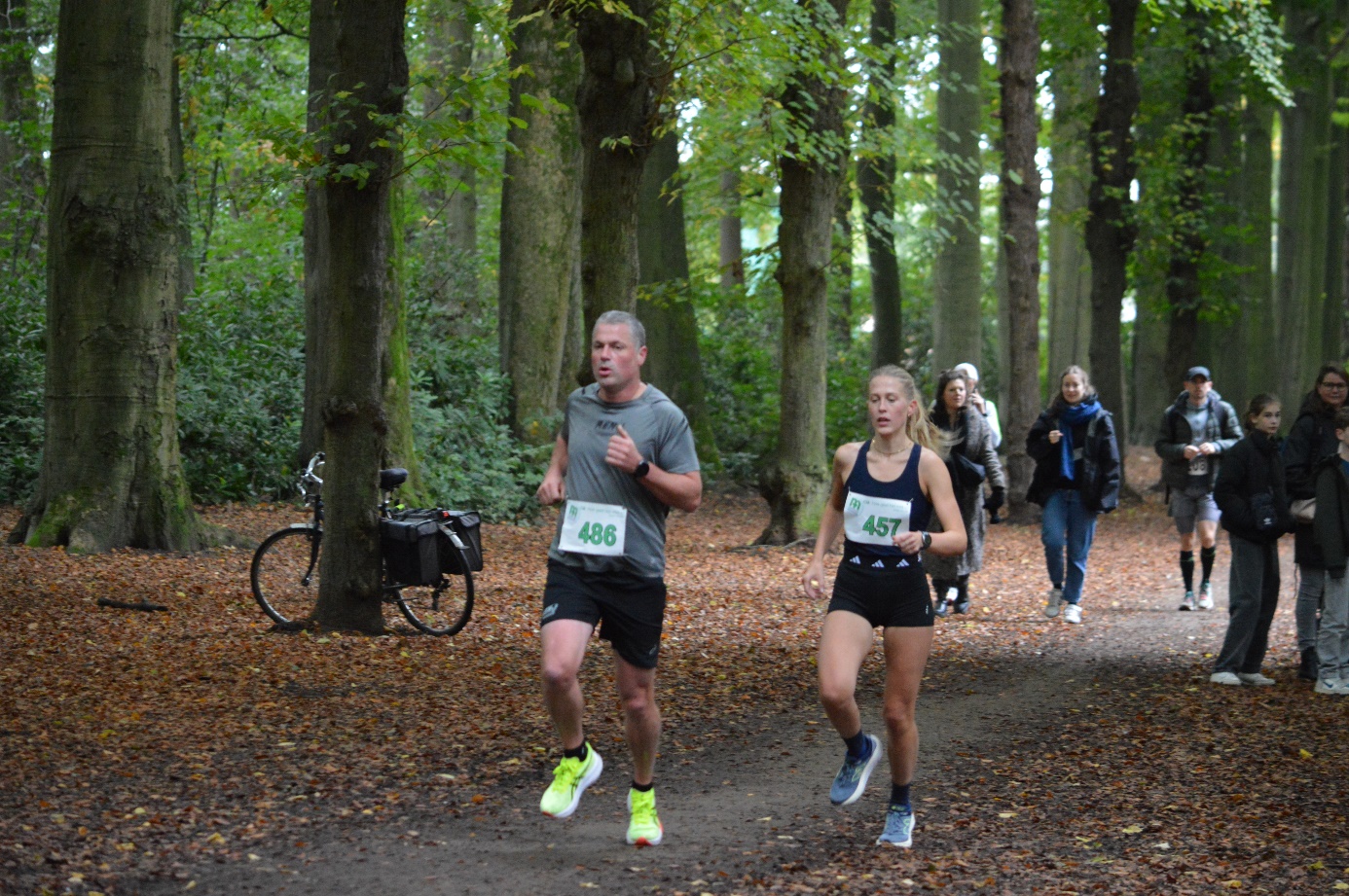 Afbeelding met boom, buitenshuis, persoon, Individuele sporten

Automatisch gegenereerde beschrijving