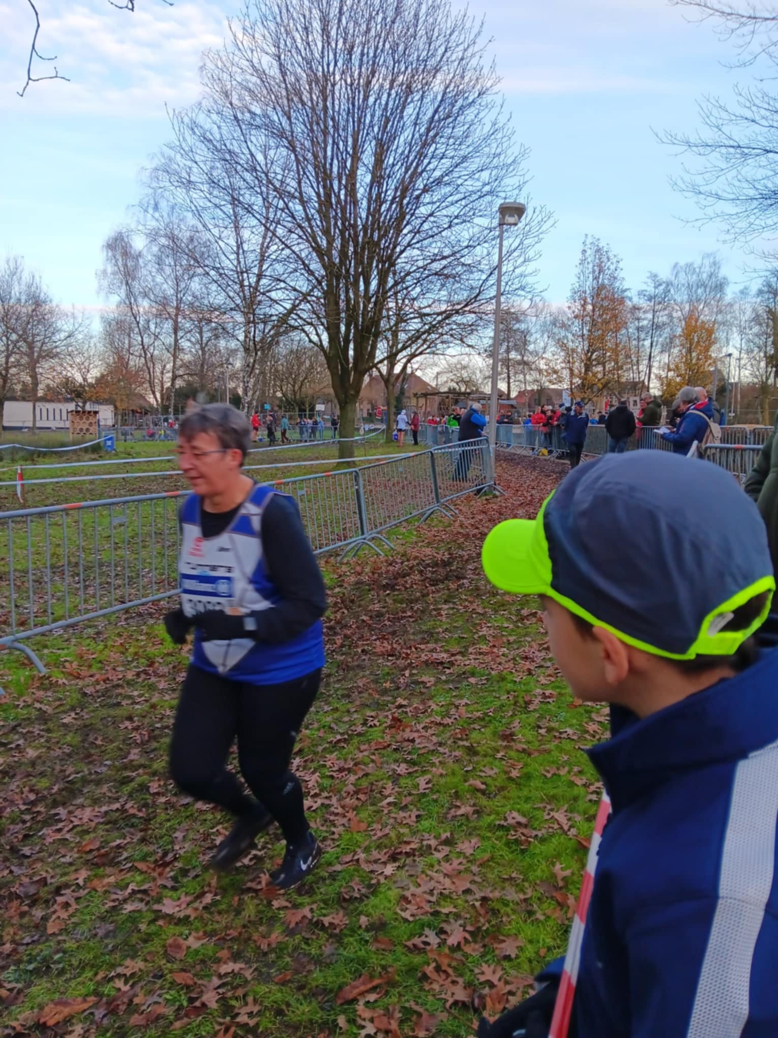 Kan een afbeelding zijn van 5 mensen en gras