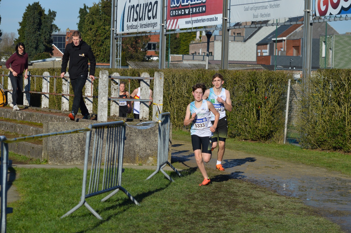 Afbeelding met buitenshuis, gras, persoon, schoeisel

Door AI gegenereerde inhoud is mogelijk onjuist.