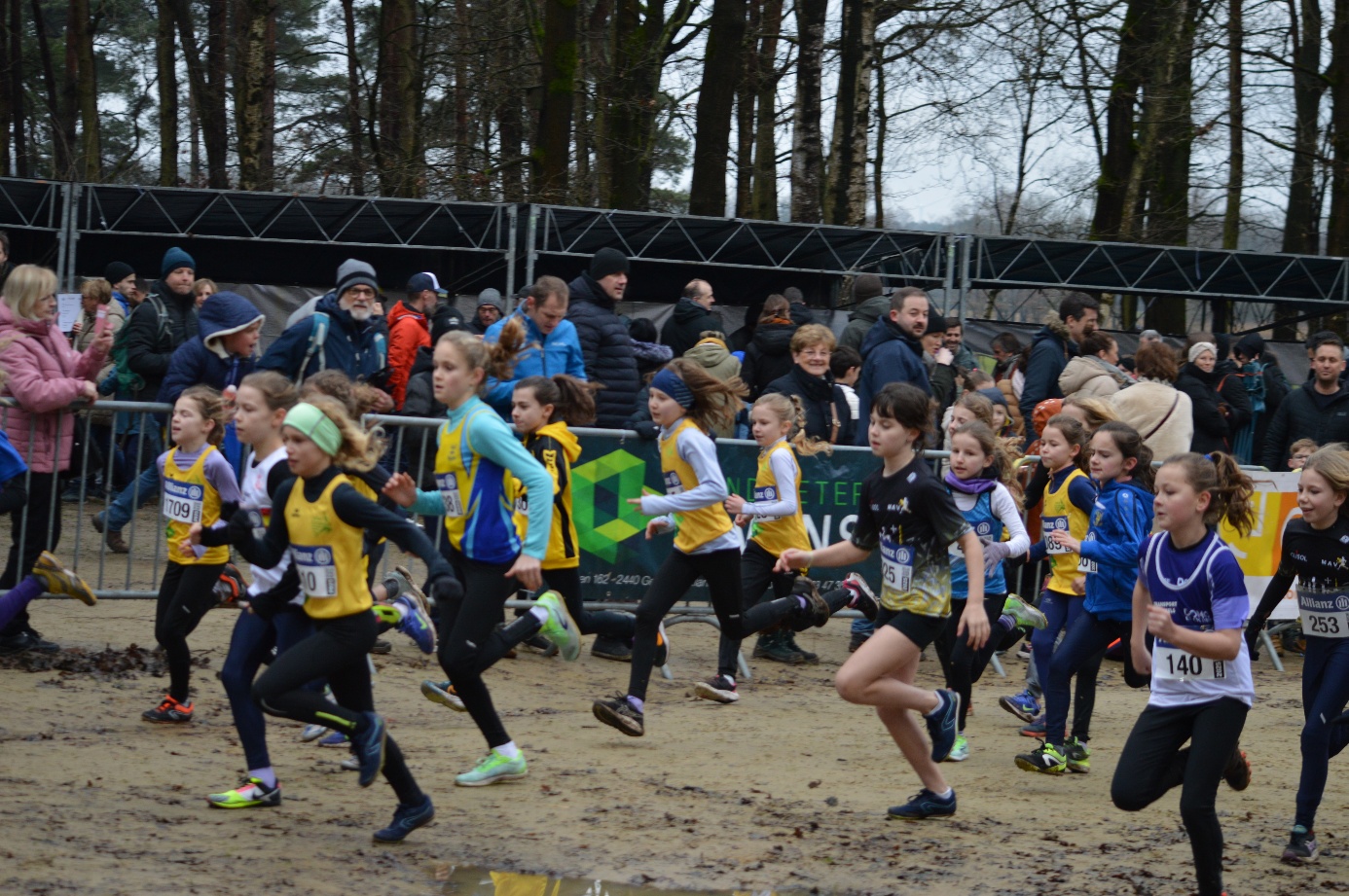 Afbeelding met buitenshuis, persoon, grond, sport

Automatisch gegenereerde beschrijving