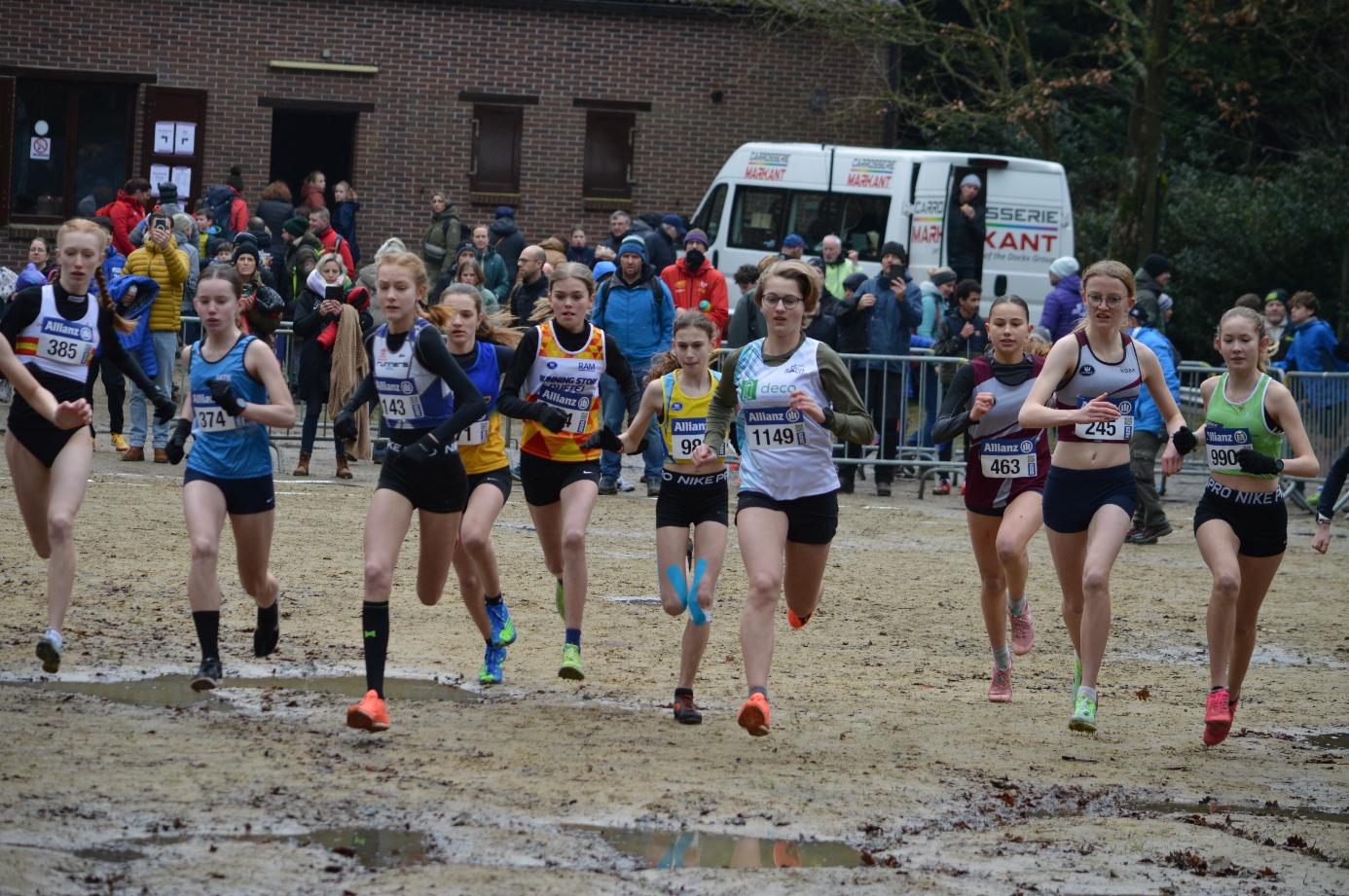 Afbeelding met buitenshuis, persoon, grond, sport

Automatisch gegenereerde beschrijving