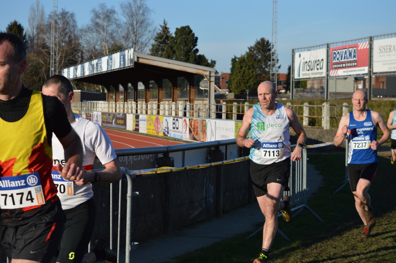 Afbeelding met buitenshuis, persoon, sport, atleet

Door AI gegenereerde inhoud is mogelijk onjuist.