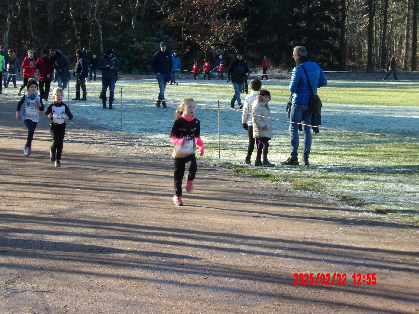 Afbeelding met buitenshuis, schoeisel, boom, sport

Door AI gegenereerde inhoud is mogelijk onjuist.