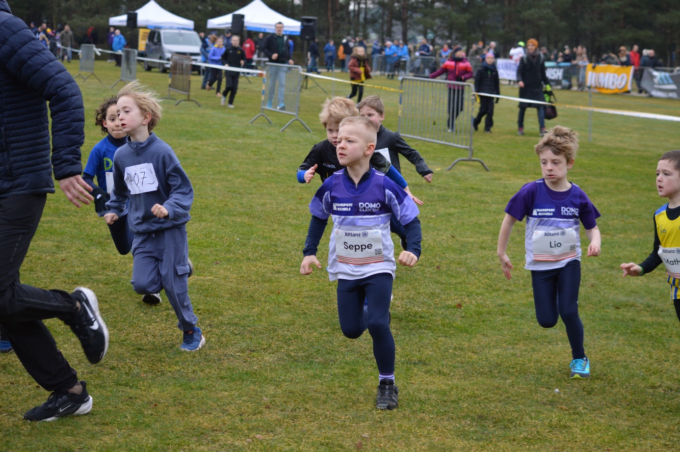 Afbeelding met persoon, buitenshuis, gras, sport

Door AI gegenereerde inhoud is mogelijk onjuist.