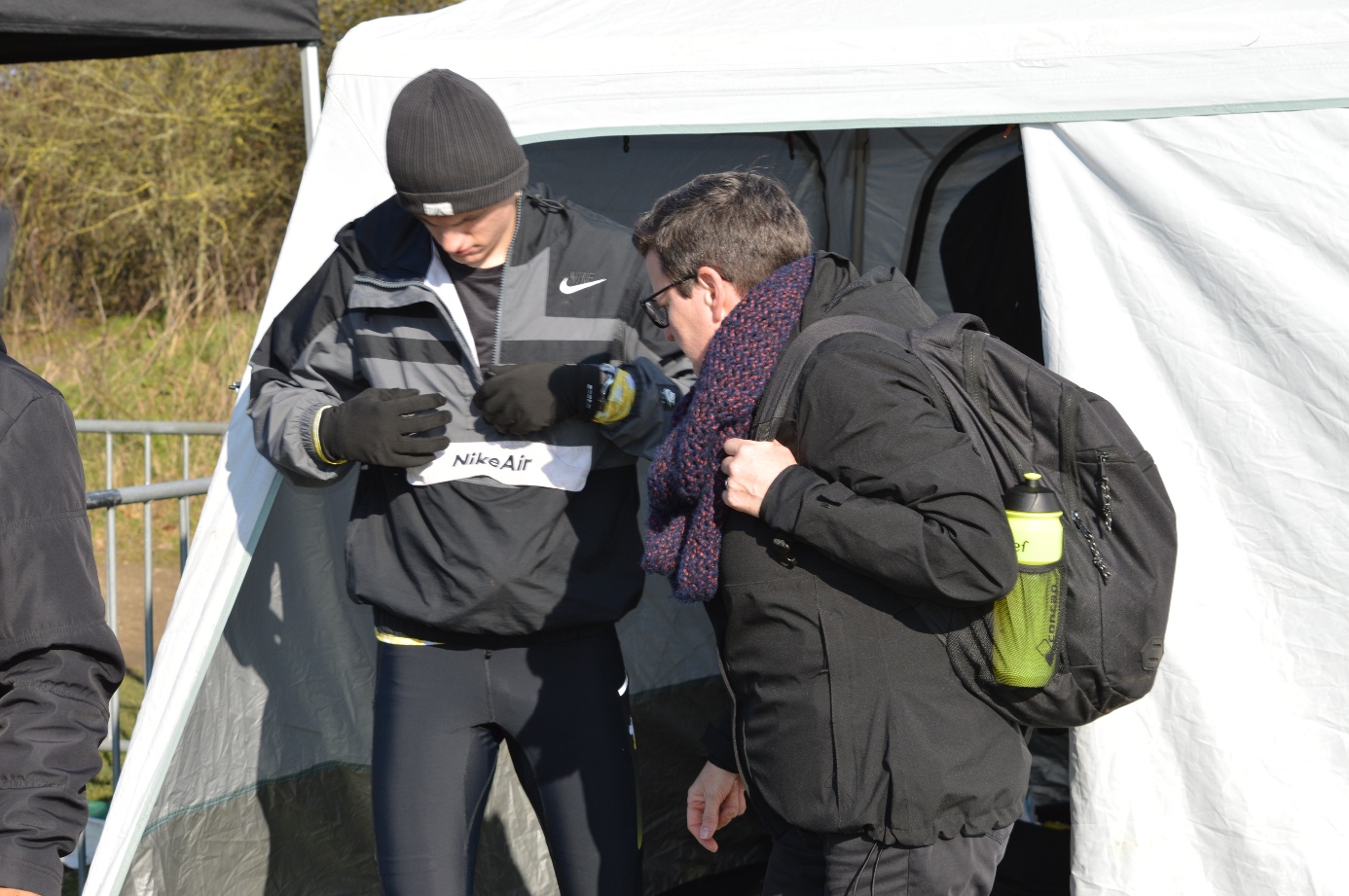 Afbeelding met persoon, buitenshuis, jasje, kleding

Door AI gegenereerde inhoud is mogelijk onjuist.