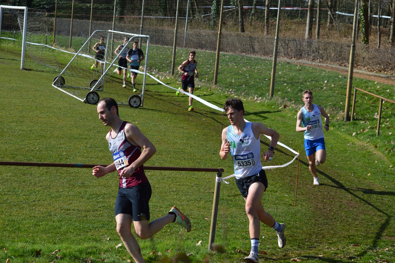 Afbeelding met buitenshuis, gras, persoon, sport

Door AI gegenereerde inhoud is mogelijk onjuist.